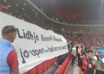 Banderola kundër Ramës dhe “Ballkanit të hapur” në Air Albania