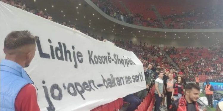 Banderola kundër Ramës dhe “Ballkanit të hapur” në Air Albania