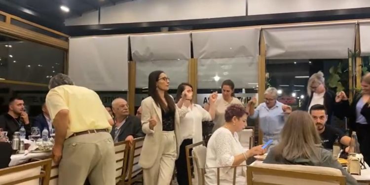 Pogonishte me turistët në Gjirokastër, Mirela Kumbaro kërcen valle një ditë para se të marrë në “provim” kandidatët e PS (VIDEO)