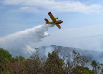 Avioni grek shuajti zjarrin, Ministria e Mbrojtjes: S’ka më asnjë vatër aktive