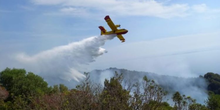 Avioni grek shuajti zjarrin, Ministria e Mbrojtjes: S’ka më asnjë vatër aktive