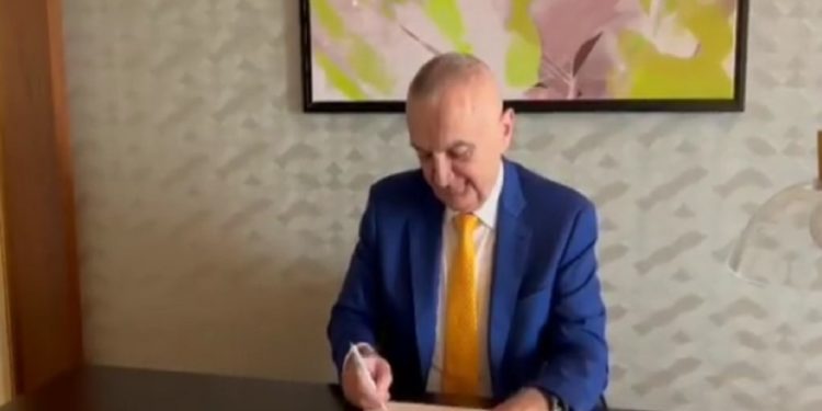 Meta firmos live nga Stambolli, Bajram Begaj s’ka pengesë për t’u votuar si President (VIDEO)