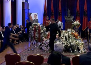 VIDEO/ Shihni si hiqet kurora me lule e Lulzim Bashës nga arkivoli i Bujar Nishanit