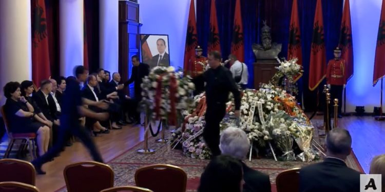 VIDEO/ Shihni si hiqet kurora me lule e Lulzim Bashës nga arkivoli i Bujar Nishanit