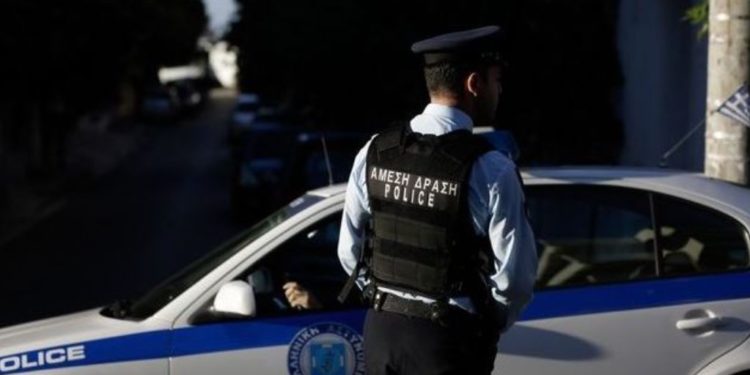 E gjithë familja shqiptare në Greqi shiste drogë, arrestohet nëna me djalin, babai në kërkim