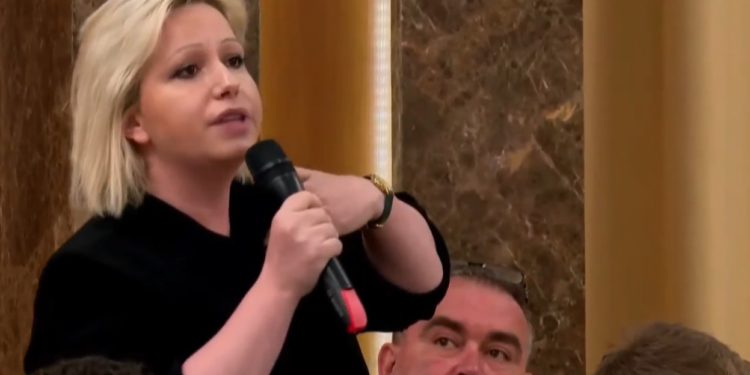 Aktivistja ia “plas” në sy Berishës: Ju jeni të pasur dhe bashkëpërgjegjës për situatën ku ndodhet Shqipëria (VIDEO)