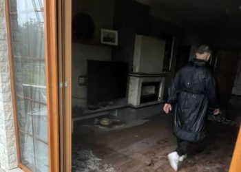 E frikshme/ Rrufeja shkrumbon shtëpinë, ndërron jetë 50-vjeçari (FOTO)