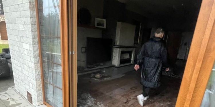 E frikshme/ Rrufeja shkrumbon shtëpinë, ndërron jetë 50-vjeçari (FOTO)