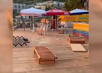 Ndërtoi pa leje në mes të sezonit turistik në Dhërmi, shpallet në kërkim 41-vjeçari