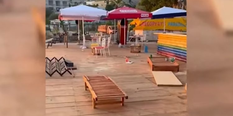 Ndërtoi pa leje në mes të sezonit turistik në Dhërmi, shpallet në kërkim 41-vjeçari