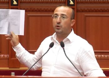 Deputeti i PD: Ore ku po rroni dhe jetoni? Në fshat ka ikur aroma karakteristike e bagëtive, vjen era hashash! Po hamë djathë me niseshte. Ku janë lopët?