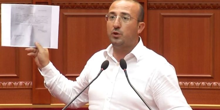 Deputeti i PD: Ore ku po rroni dhe jetoni? Në fshat ka ikur aroma karakteristike e bagëtive, vjen era hashash! Po hamë djathë me niseshte. Ku janë lopët?