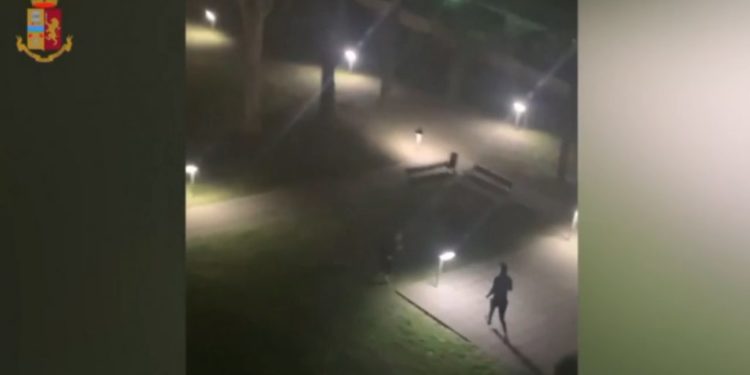 Shihni se si 4 “skifterat” shqiptarë vjedhin shtëpinë në Milano (VIDEO)