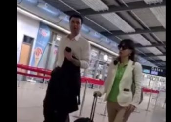 Ju kishte marrë malli? Lul Basha me bashkëshorten mbërrijnë në Shqipëri (VIDEO)