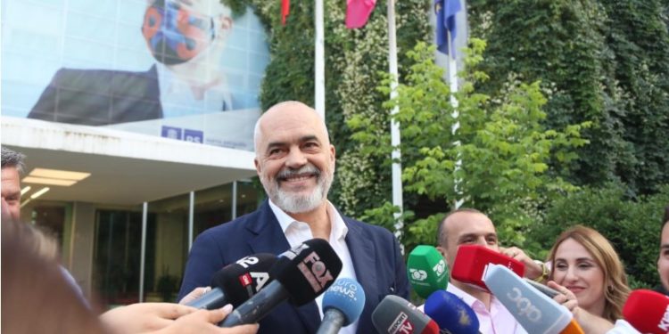 Rama: Ushtria shqiptare do të ketë një komandant, deri më sot ka patur një kaçak