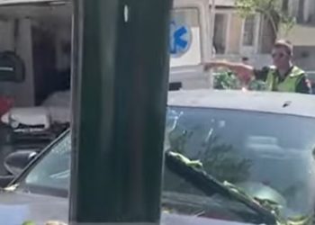 Aksident në Sarandë, makina del nga rruga dhe përplaset me pemën, dy të plagosur