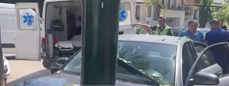 Aksident në Sarandë, makina del nga rruga dhe përplaset me pemën, dy të plagosur