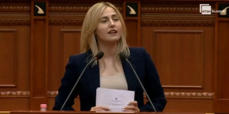 Zjarri në Sazan, deputetja e Sarandës: Dështim ulëritës, flakët vihen për të hapur toka të reja për investitorët strategjikë