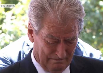 Fjalimi i lamtumirës, Berisha përlotet para trupit të Bujar Nishanit