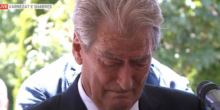 Fjalimi i lamtumirës, Berisha përlotet para trupit të Bujar Nishanit