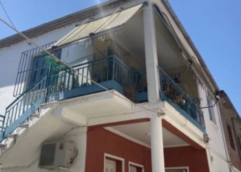 E tmerrshme/ Kjo është shtëpia e rrethuar me hekura në Greqi ku prej 42 vitesh nëna mbante të bijën të izoluar mes katër mureve