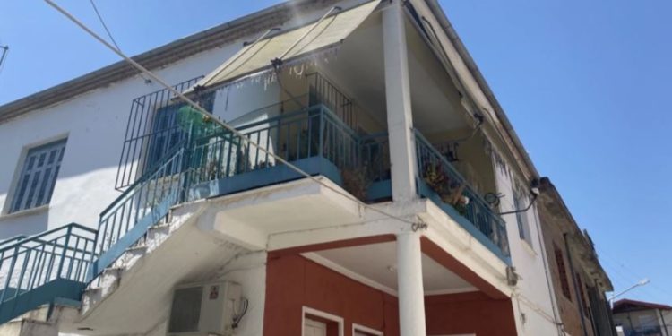 E tmerrshme/ Kjo është shtëpia e rrethuar me hekura në Greqi ku prej 42 vitesh nëna mbante të bijën të izoluar mes katër mureve