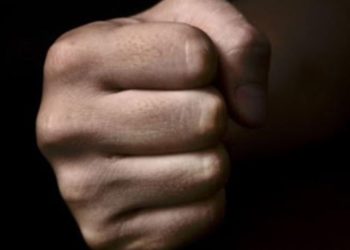 Babai shqiptar “lë nam” në Greqi, vajzat i kërkojnë para xhepi ai i godet me grushte