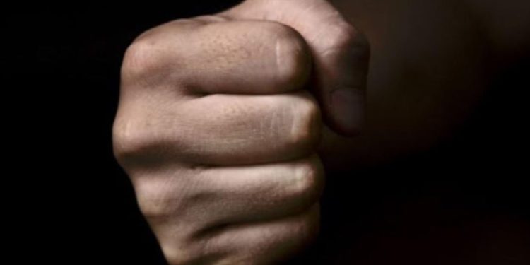 Babai shqiptar “lë nam” në Greqi, vajzat i kërkojnë para xhepi ai i godet me grushte