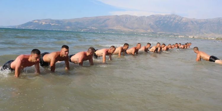 Ushtria shqiptare nis stërvitjen në Rrogozhinë (FOTO)