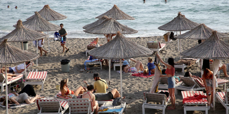 BIRN: Çmimet e ‘kripura’ mbajnë larg pushuesit nga plazhet e Shëngjinit