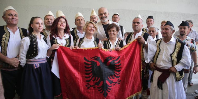 “Paska dhe male mbi male”, zbardhet teksti i këngës që iu këndua Edi Ramës brenda në tunelin e Skërficës (VIDEO)