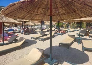 Plazhi bosh, ja pra erdhi dita. Abuzuat me çmimet, mbajini për vete shezlonget tani