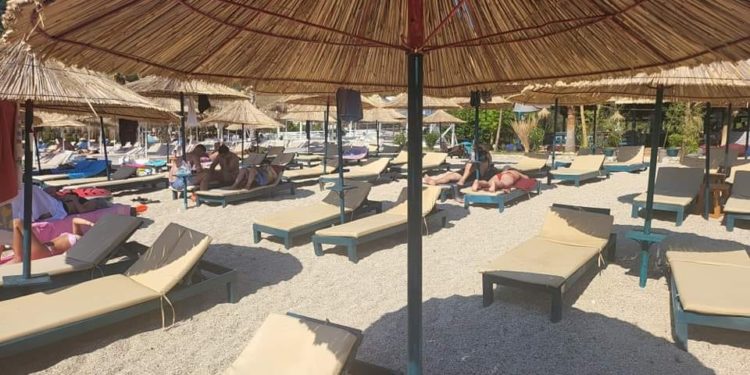 Plazhi bosh, ja pra erdhi dita. Abuzuat me çmimet, mbajini për vete shezlonget tani