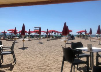 Italianët nuk dijnë të bëjnë turizëm, ç’janë këto çadra kaq larg njëra nga tjetra dhe pse duhet të kenë plazhe publike?