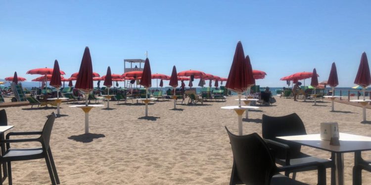 Italianët nuk dijnë të bëjnë turizëm, ç’janë këto çadra kaq larg njëra nga tjetra dhe pse duhet të kenë plazhe publike?