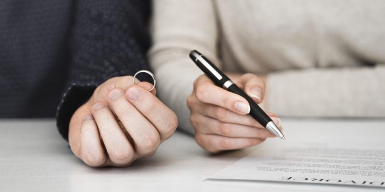 Divorc te noteri/Me aktmarrëveshje palët ndahen me konsensus, shmanget gjykata