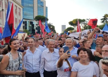 Protesta, Dasho Aliko s’i ndahet Sali Berishës. Aty pranë edhe Monika Kryemadhi (FOTO)