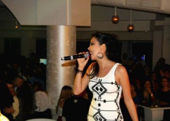 Këngëtarja që braktisi Shqipërinë për Kanadanë: Vendi ynë nuk ka ofron shumë alternativa, aty merren me prapaskena