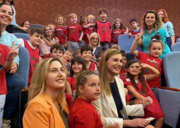 Një grup fëmijësh shkojnë në Kuvend, Berisha hyn në sallë, Rama: Në fund është xhaxhi vampiri, xhaxhi Luli, ja erdhi dhe gogoli