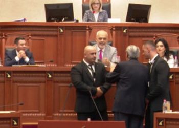 “O burracak”, tensione në Kuvend, Berisha shkon drejt Ramës, garda e rrethon: Ik o plak i rrjedhur ulu ne vend