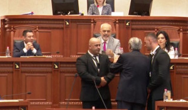 “O burracak”, tensione në Kuvend, Berisha shkon drejt Ramës, garda e rrethon: Ik o plak i rrjedhur ulu ne vend