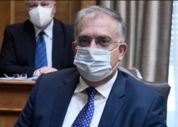 Ministri grek ndihet papritur keq në seancë plenare, dërgohet me urgjencë në klinikën e Kuvendit (VIDEO)