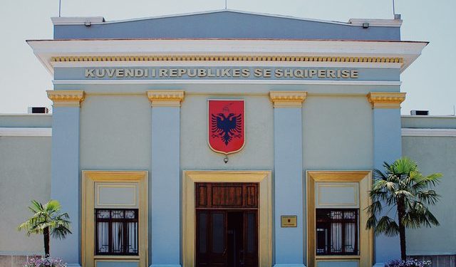 Kush është zyrtari i lartë I.M bashkëpunëtor i sigurimit të shtetit?