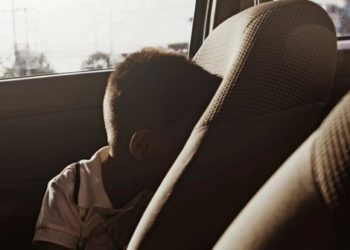 Çmenduri/ Çifti shkon për të ngrënë pas plazhit dhe mbyll 4 fëmijët në makinë për 20 min, policia i gjen gati pa ndjenja nga vapa