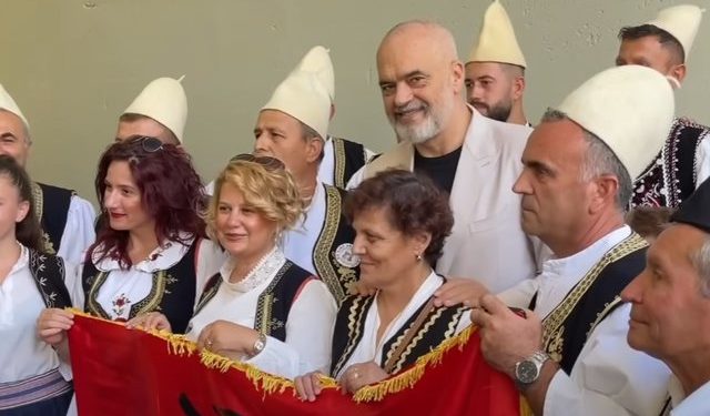 Flet tepelensi që i këndoi Ramës në tunelin e Skërficës: E gozhdova për 4 min në këmbë, kërkoi dhe foto me ne (VIDEO)