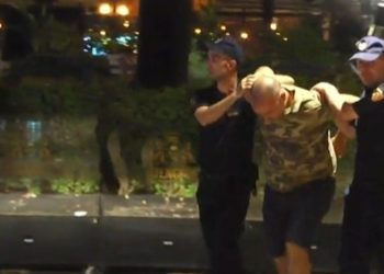 Ndeshja në Air Albania/ Goditën edhe vajzat shqiptare, huliganët boshnjakë ndalen me gaz lotsjellës nga policia