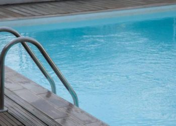 E rëndë në Sarandë, i riu hidhet me kokë në pishinë, por…përfundon me urgjencë te Spitali i Traumës në Tiranë