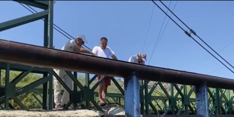 Sarandë/Fermerët dalin në protestë, shkak mungesa e urës për transportin e misrit