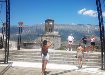 Me turistët e verës në kalanë e Argjiros