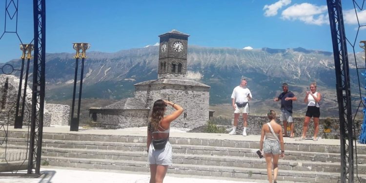 Me turistët e verës në kalanë e Argjiros